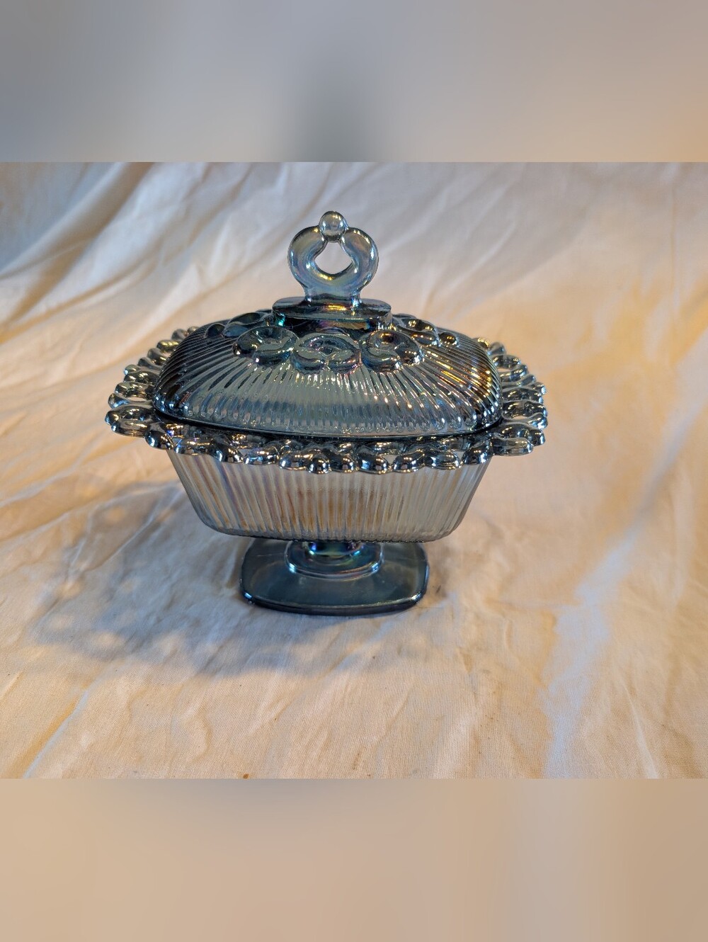 2/100$ Indiana Glass Iridescent Blue Covered Candy Dish